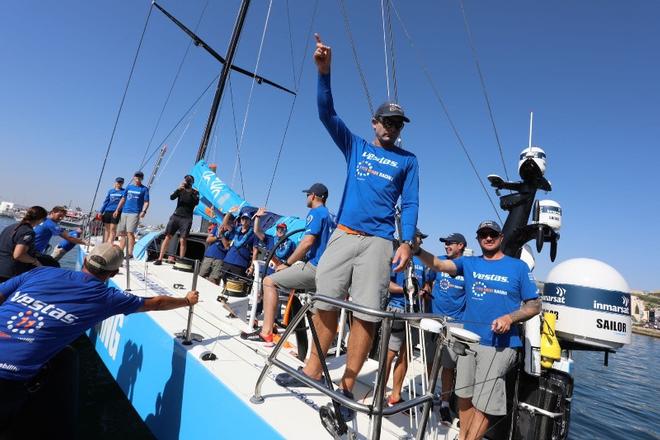 Charlie Enright waves to the crowd in Alicante – Volvo Ocean Race ©  Atila Madrona / Vestas 11th Hour Racing